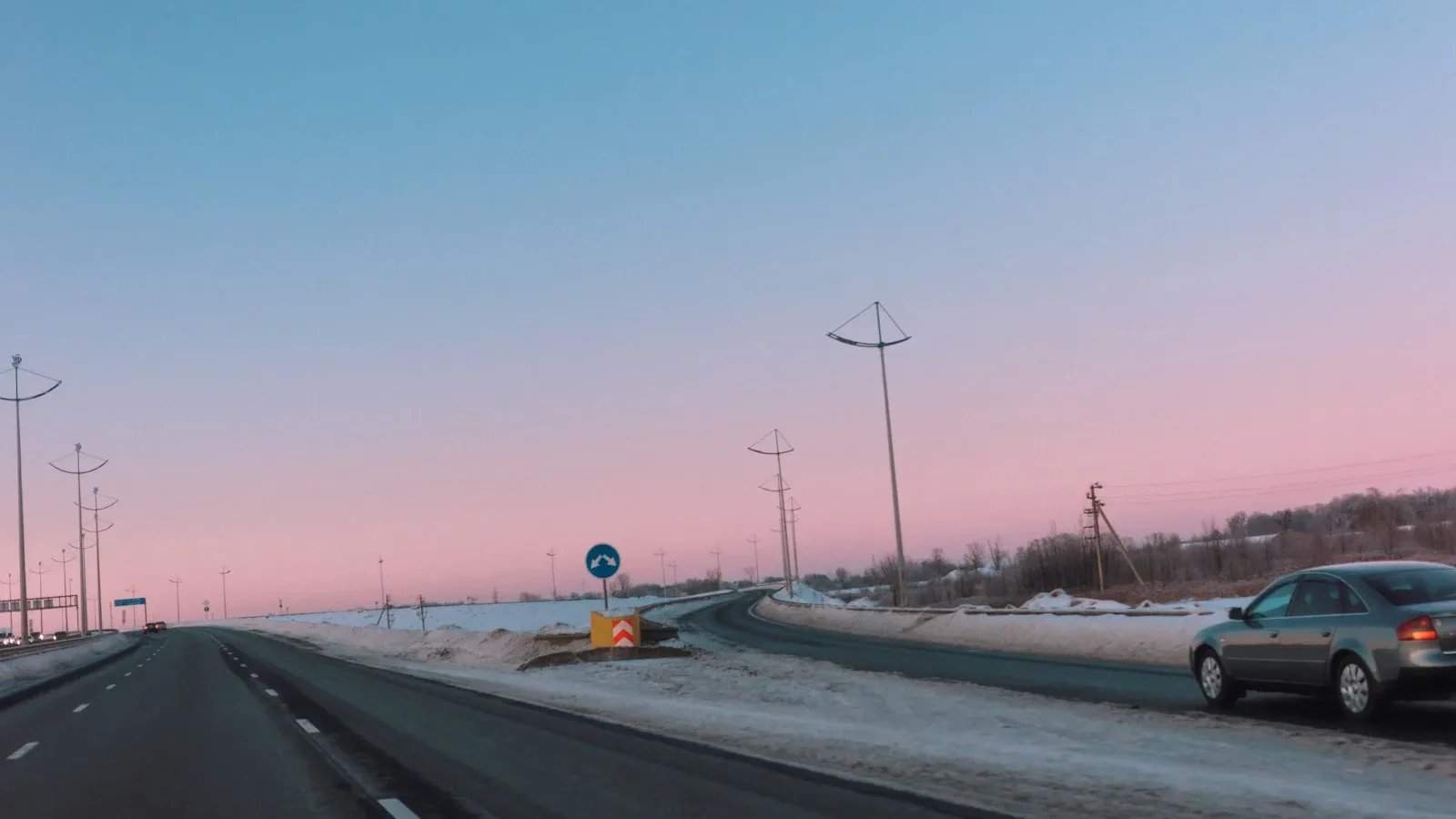 Auto circulando por una carretera al atardecer