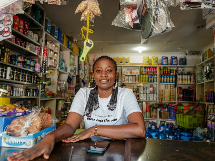 Comerciante atendiendo en el mostrador de su tienda