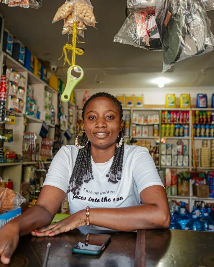 Comerciante atendiendo en el mostrador de su tienda