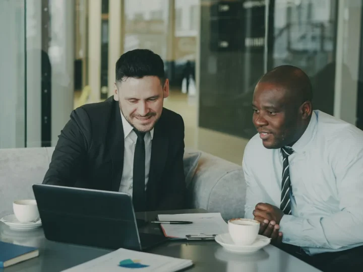 Dos personas trabajando juntas en una oficina