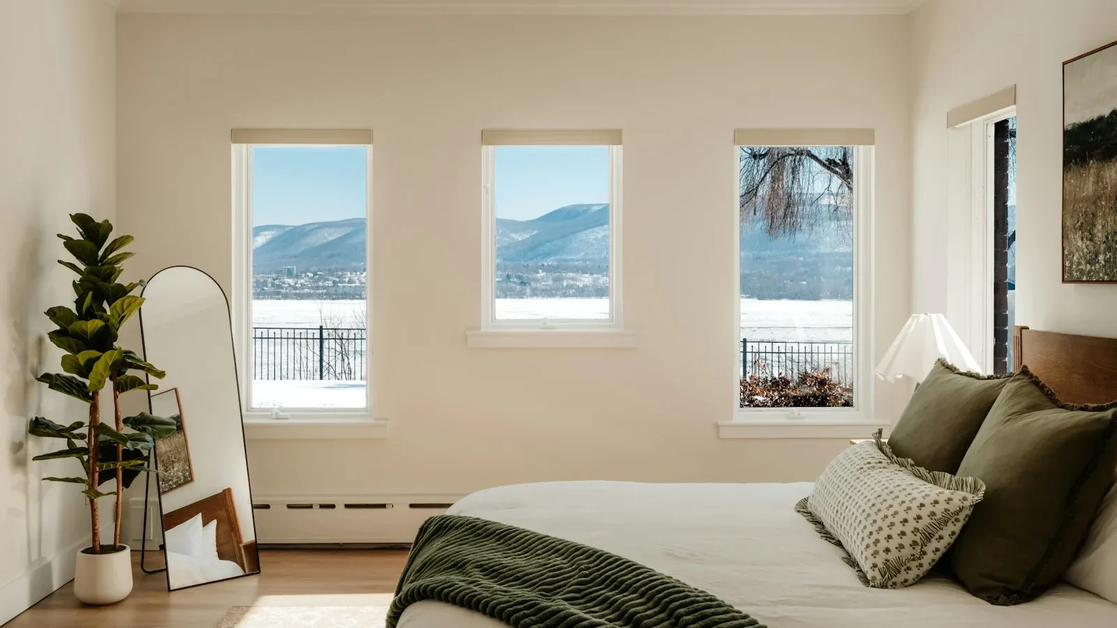Habitación con luz natural y vista al exterior