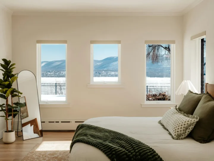 Habitación con luz natural y vista al exterior