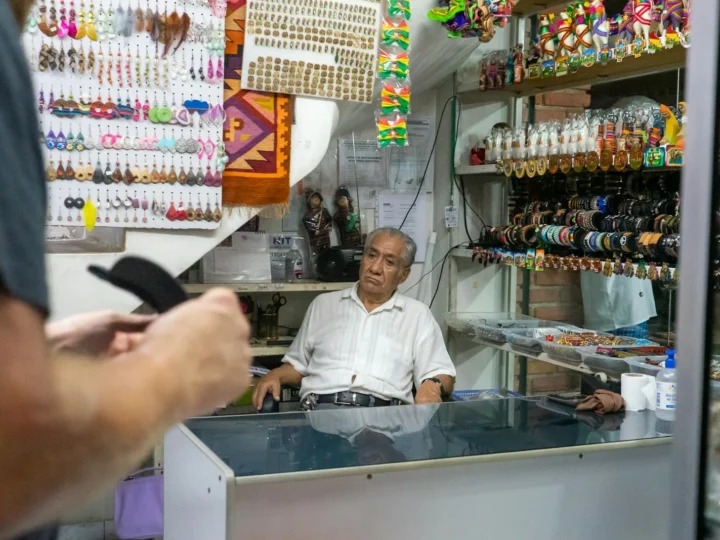 Profesional atendiendo a un cliente en el mostrador de su local