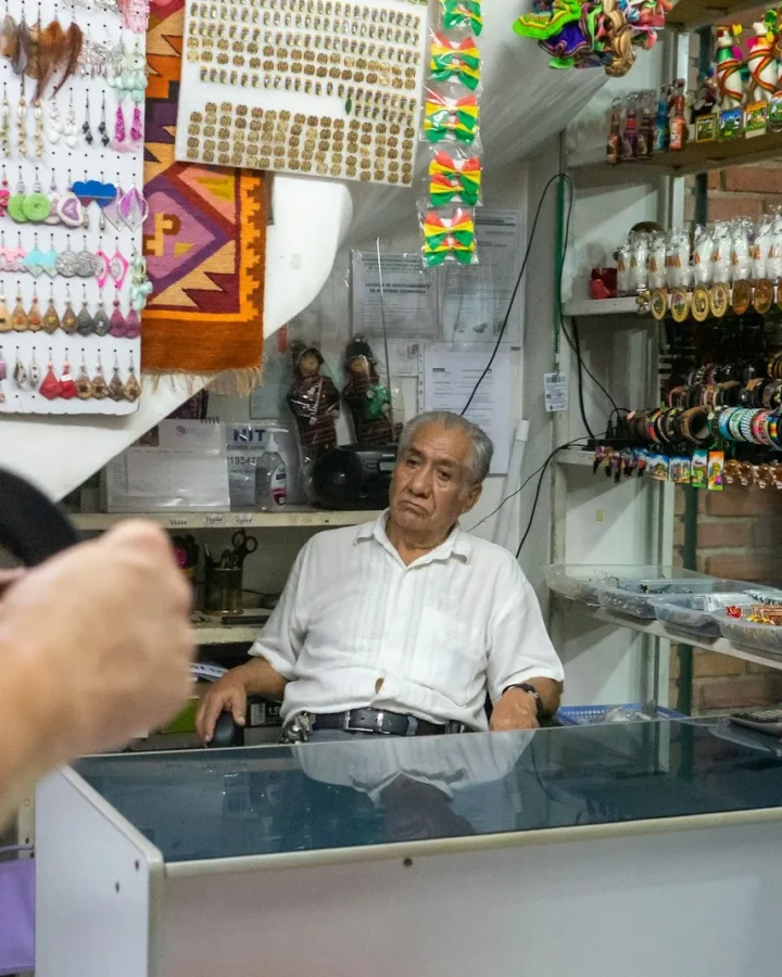 Profesional atendiendo a un cliente en el mostrador de su local